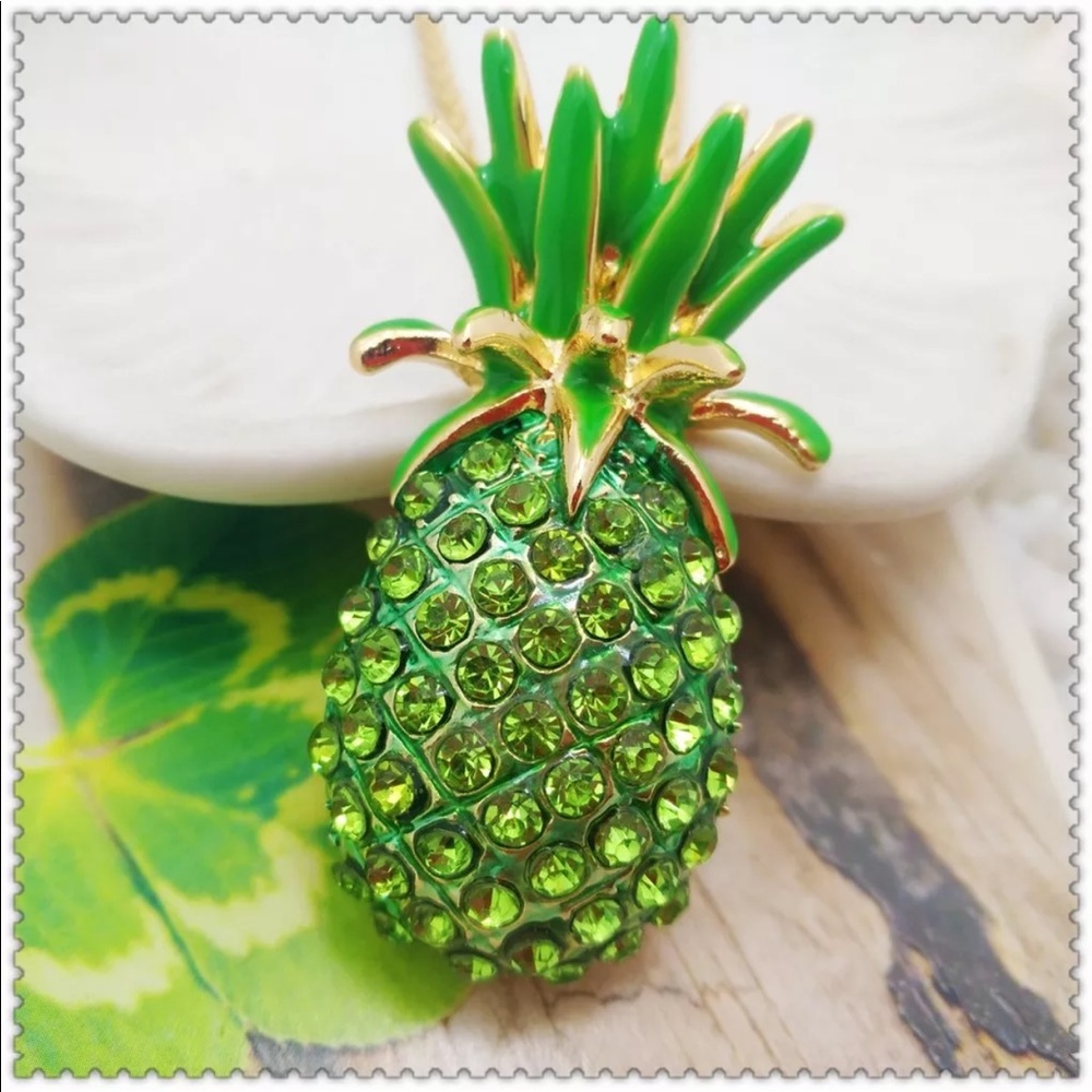 NWT green pineapple 🍍 crystal rhinestone necklace - Picture 4 of 7
